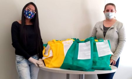 Frequentadores do Caps recebem kits para realização de trabalhos durante a pandemia