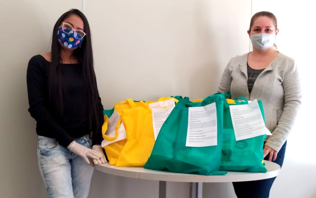 Frequentadores do Caps recebem kits para realização de trabalhos durante a pandemia