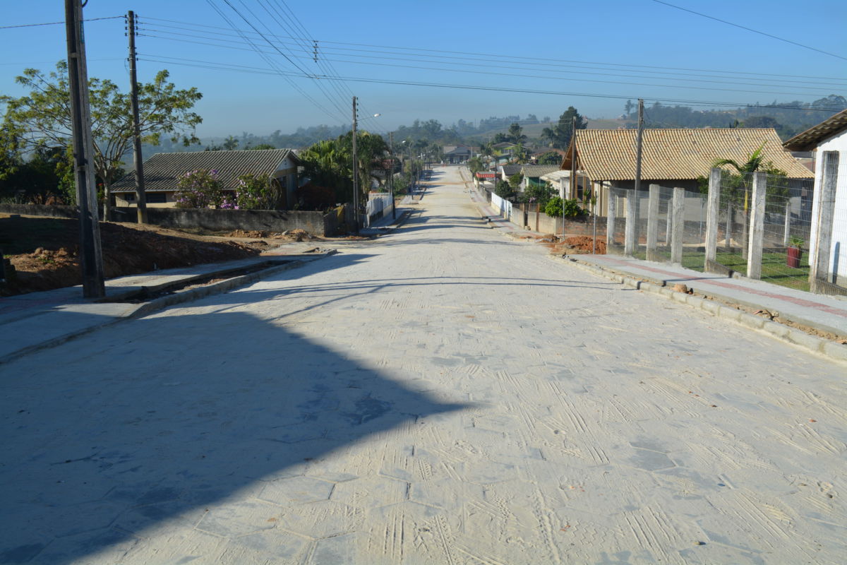 Obras de pavimentação da Rua Bepe Bertan na reta final