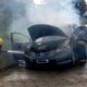 Bombeiros combatem incêndio em veículo no Bairro Monte Verde