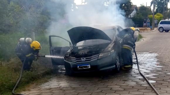 Bombeiros combatem incêndio em veículo no Bairro Monte Verde