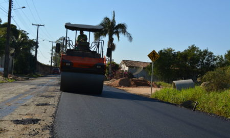 Rua Madre Tereza de Jesus começa a receber asfalto