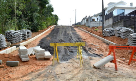 Iniciam as obras de pavimentação de mais uma rua do Bairro Bortolatto