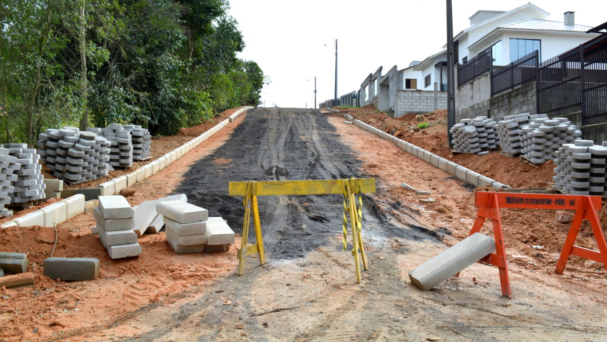 Iniciam as obras de pavimentação de mais uma rua do Bairro Bortolatto