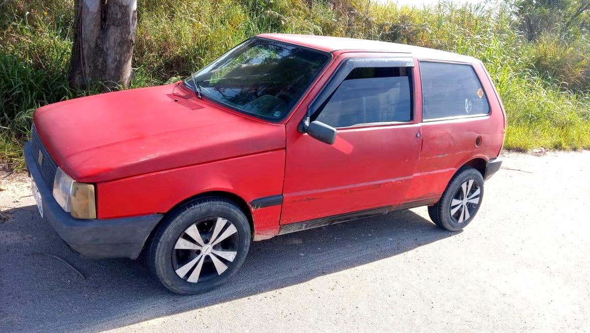 Polícia Militar aborda carro com licenciamento atrasado, motorista sem CNH e com maconha