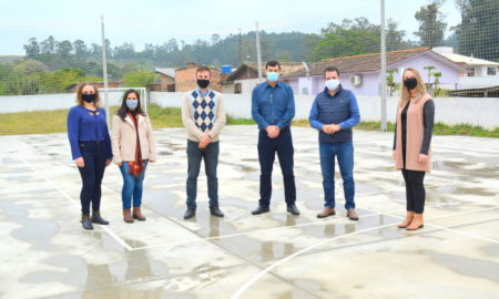 Minotto entrega emenda para construção da cobertura da quadra da Escola Olívio Recco
