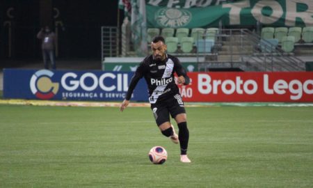 Bem recebido por diretoria, comissão técnica e jogadores, Moisés treina de olho na estreia da Série B