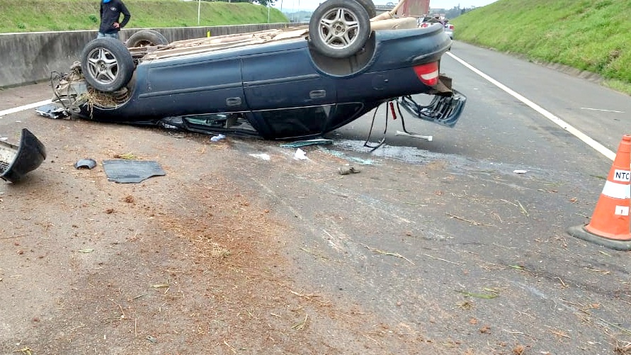 Motorista perde o controle e veículo capota na BR-101