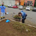 Moradores plantam flores e árvores em revitalização de terreno baldio