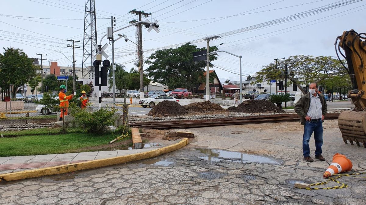 Manutenção nos trilhos modifica trânsito no centro de Morro da Fumaça