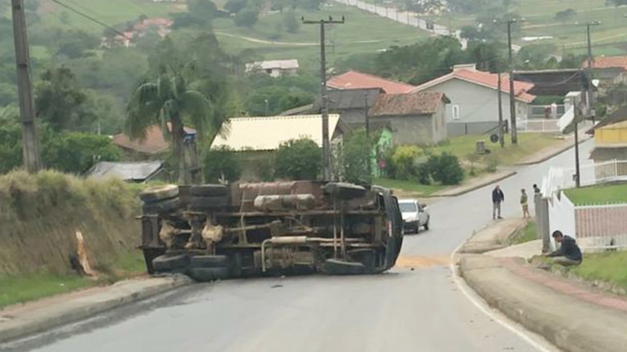 Caminhão tomba na Linha Torrens