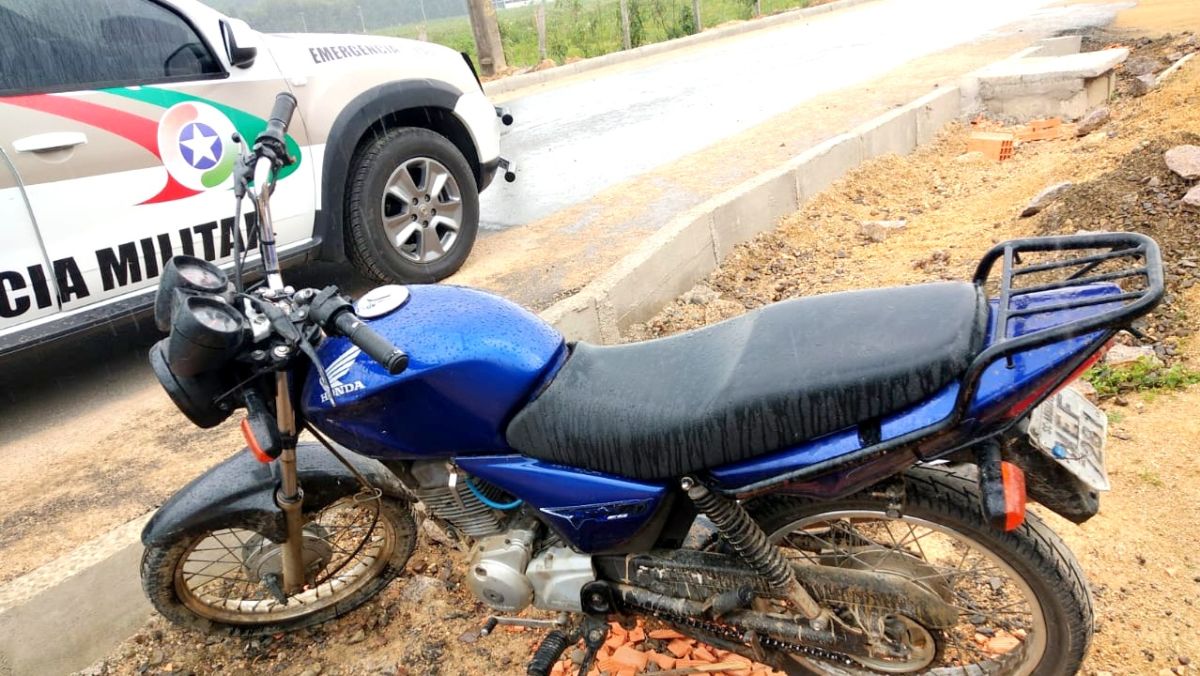 PM apreende moto com IPVA atrasado há 15 anos e condutor sem CNH