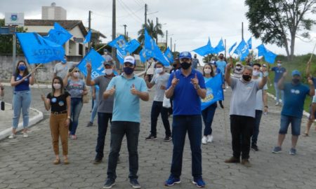 Noi e Eduardo são recebidos pelos moradores do distrito de Estação Cocal