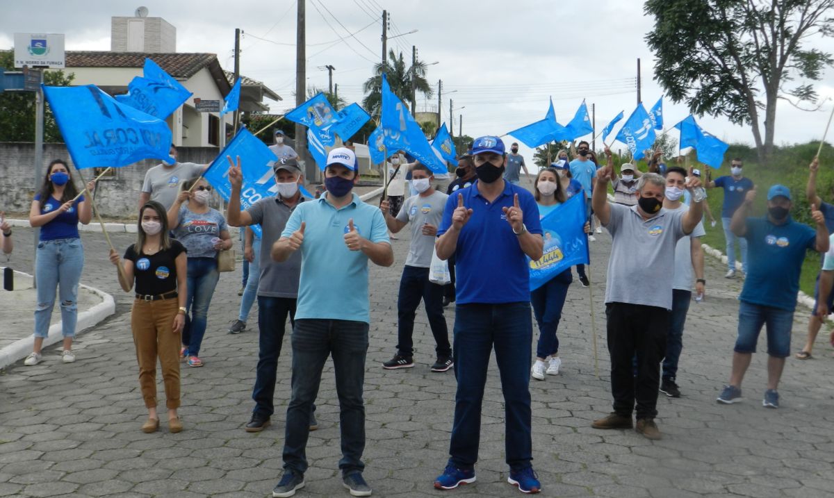 Noi e Eduardo são recebidos pelos moradores do distrito de Estação Cocal