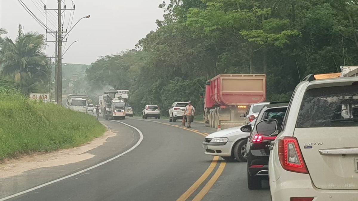 Obras de revitalização deixam trânsito lento na SC-443