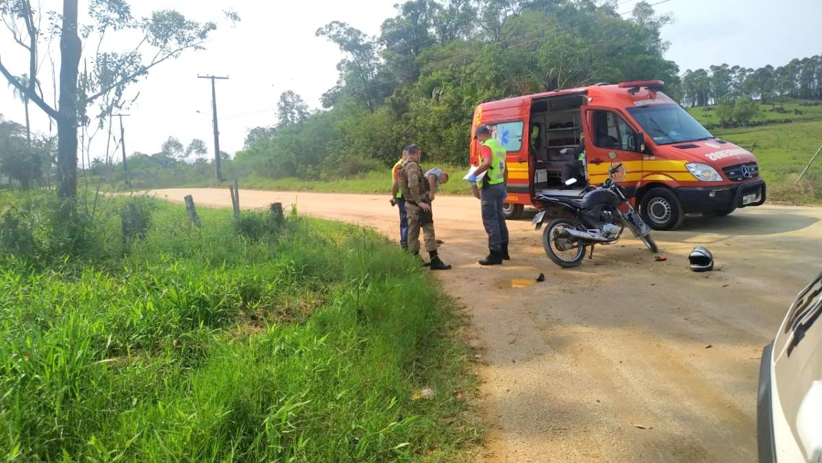 Adolescente sem CNH cai de moto ao trafegar em alta velocidade