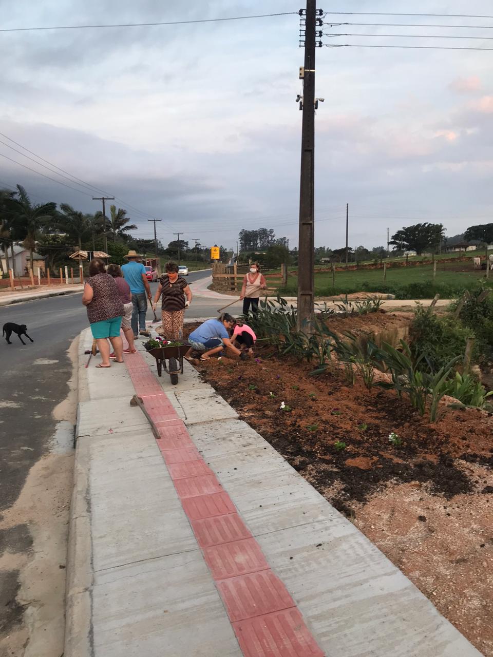 Comunidade de Linha Torrens unida para embelezar a rodovia Tranquilo Sartor