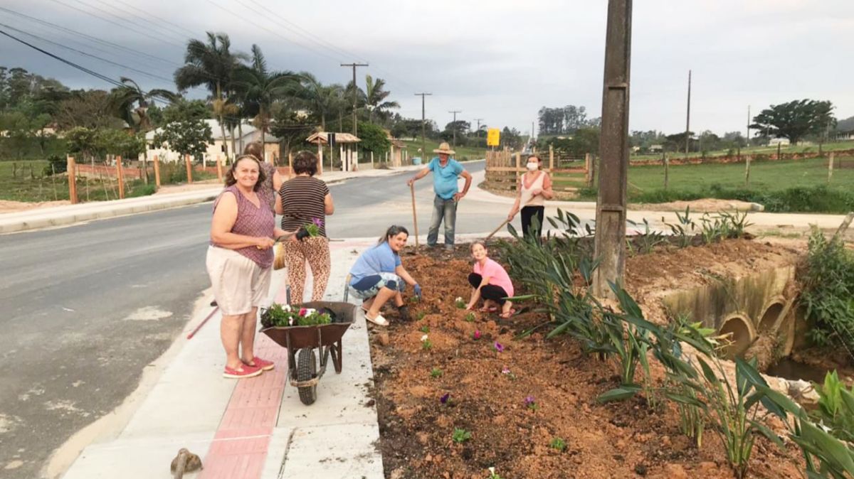 Comunidade de Linha Torrens unida para embelezar a rodovia Tranquilo Sartor