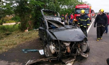 Saída de pista na BR-101 deixa motorista preso às ferragens