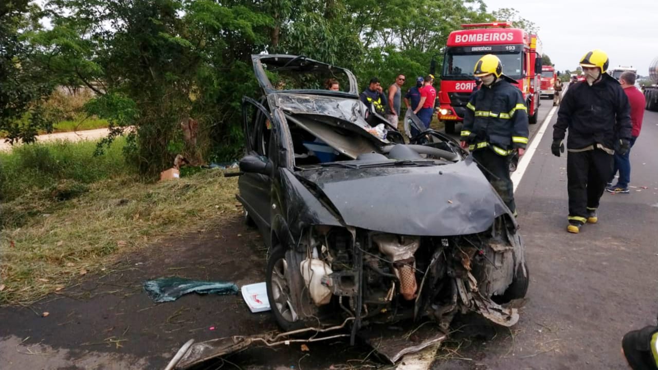 Saída de pista na BR-101 deixa motorista preso às ferragens