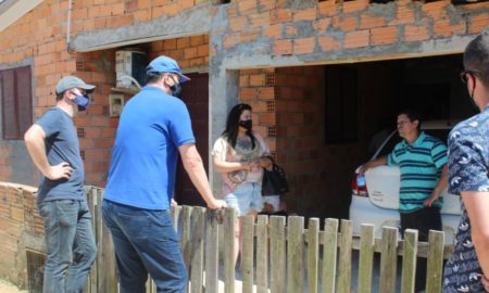 Noi e Eduardo visitam moradores de Vila Rica