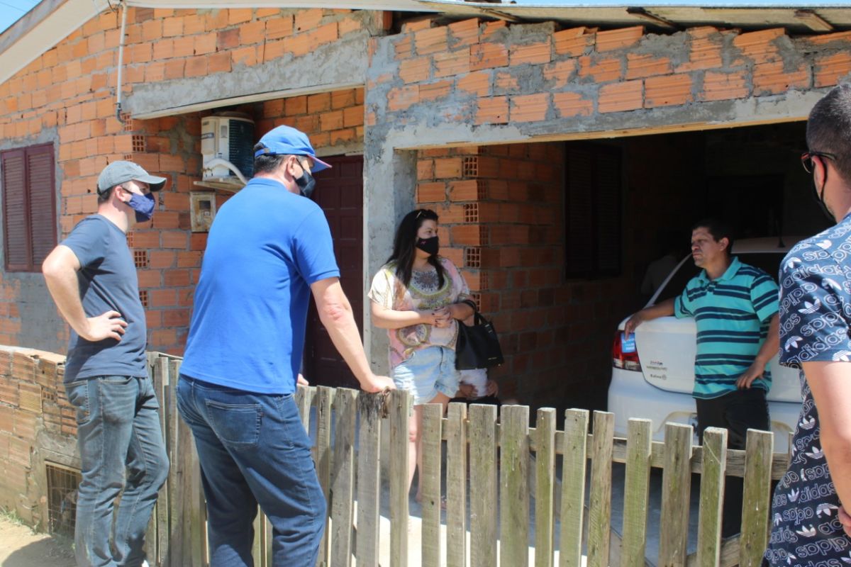 Noi e Eduardo visitam moradores de Vila Rica