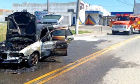 Carro pega fogo na Avenida Celeste Recco