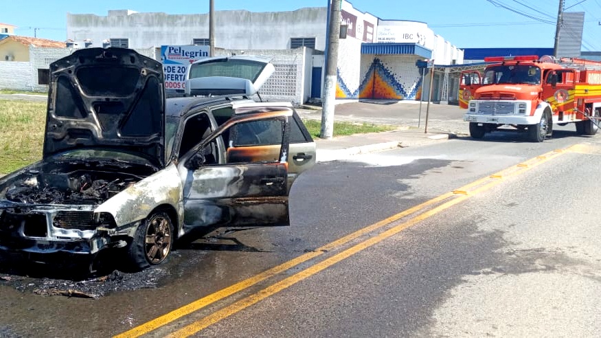 Carro pega fogo na Avenida Celeste Recco