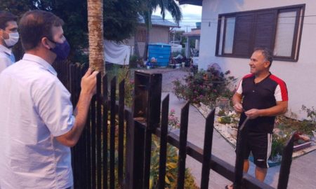 Eduardo Guollo visita moradores do bairro De Costa