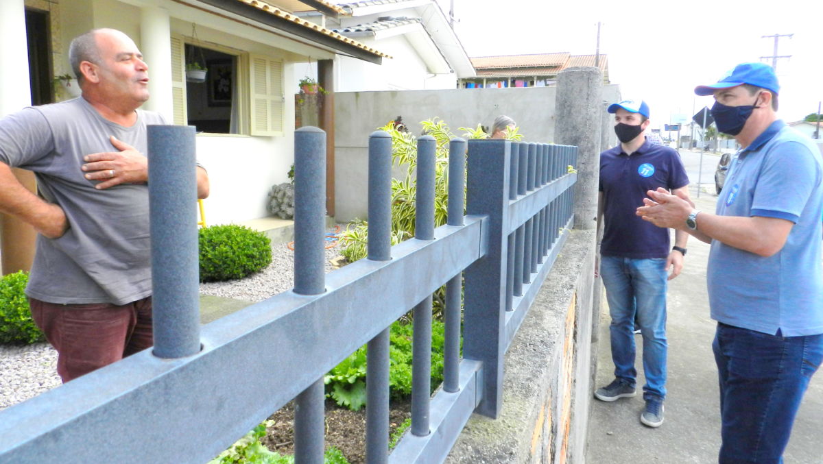 Noi e Eduardo recebem apoio dos moradores do Bairro Jussara