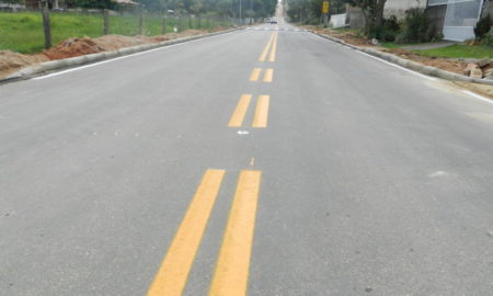 Ruas asfaltadas recebem sinalização