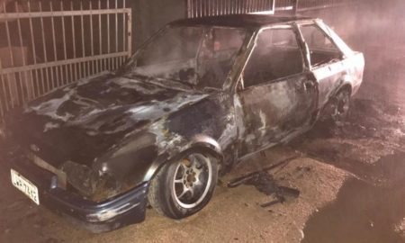 Veículo é destruído pelo fogo no Bairro Capelinha