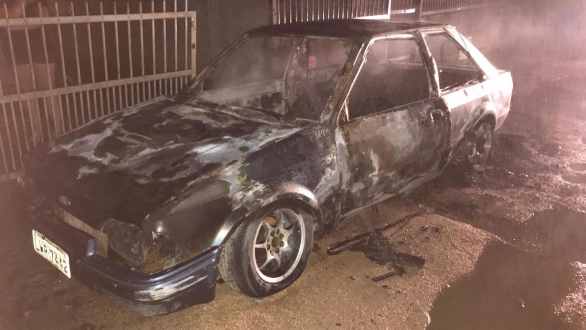 Veículo é destruído pelo fogo no Bairro Capelinha