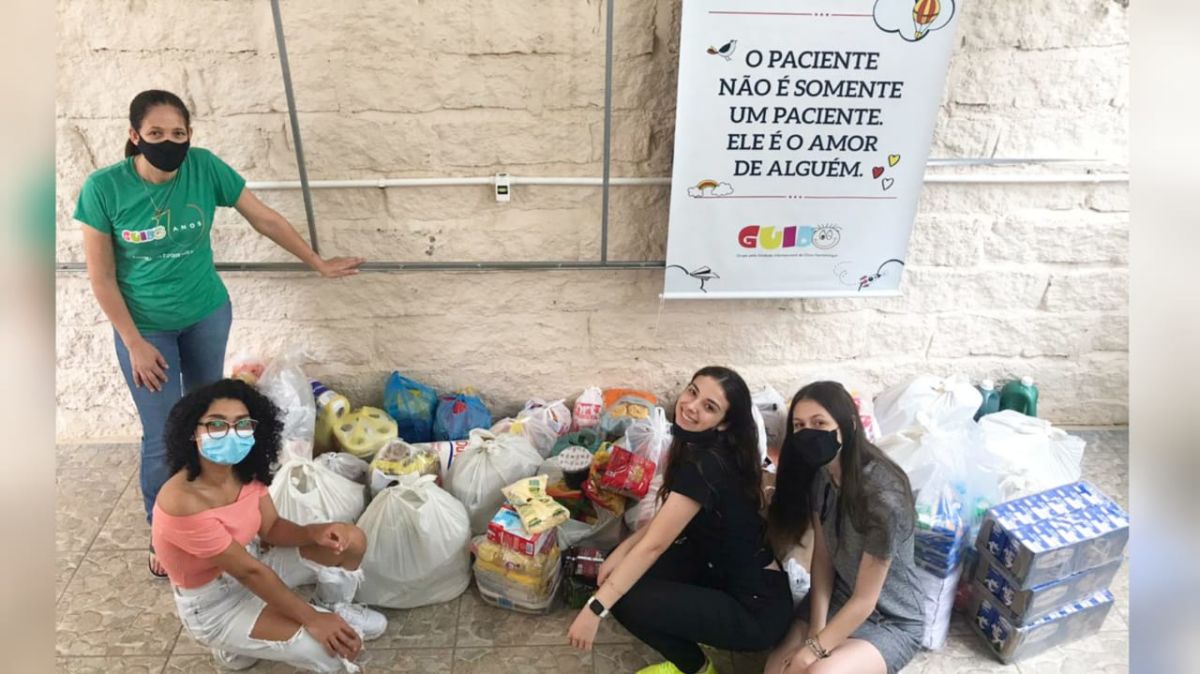 Adolescentes arrecadam alimentos para a Casa Guido