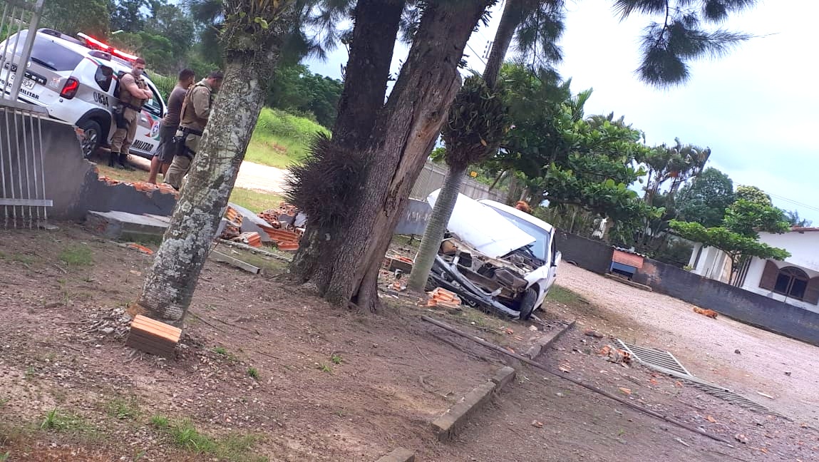 Motorista perde o controle e carro invade muro de residência