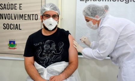 Histórico: Médico é o primeiro vacinado contra a Covid-19 em Morro da Fumaça (VÍDEO)