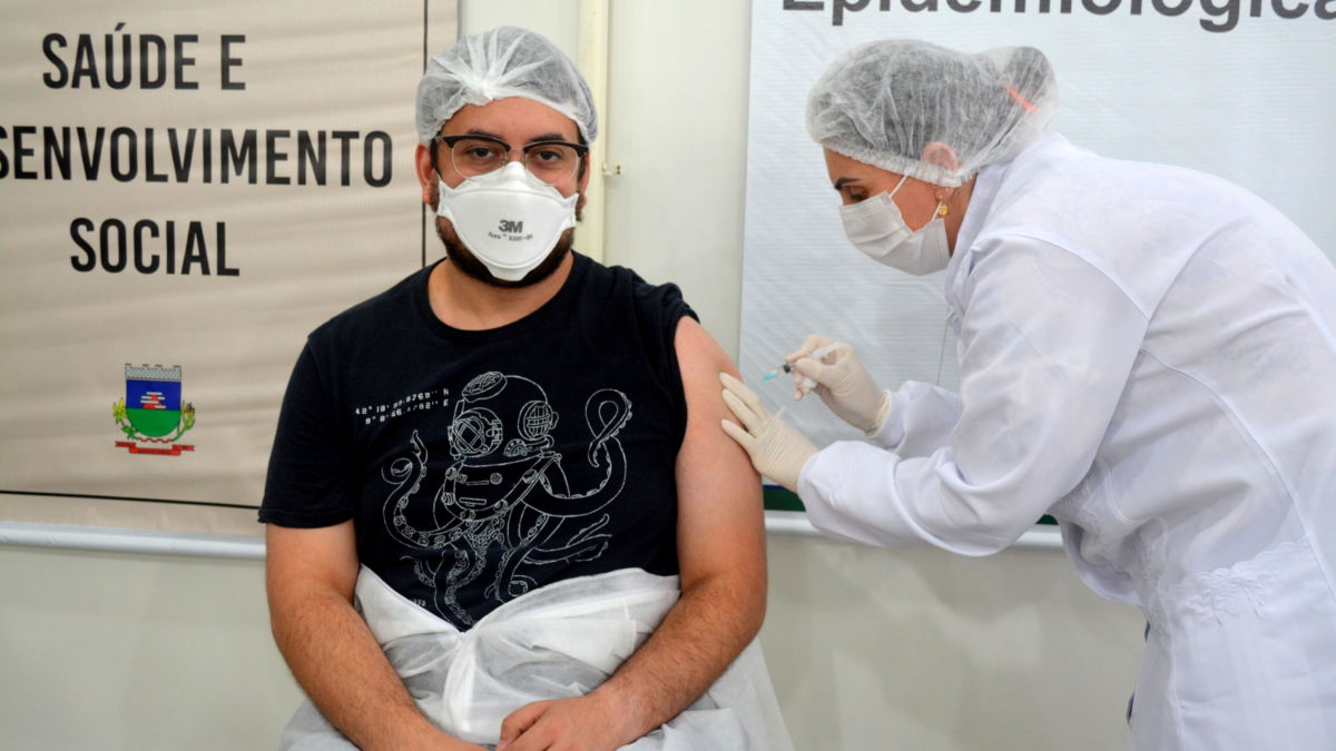 Histórico: Médico é o primeiro vacinado contra a Covid-19 em Morro da Fumaça (VÍDEO)