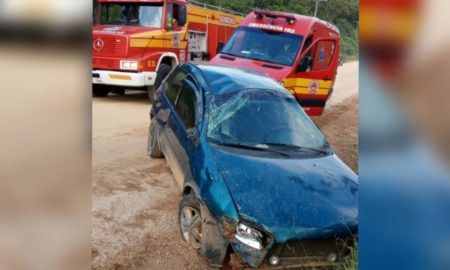 Motorista perde o controle, colide com barranco e capota