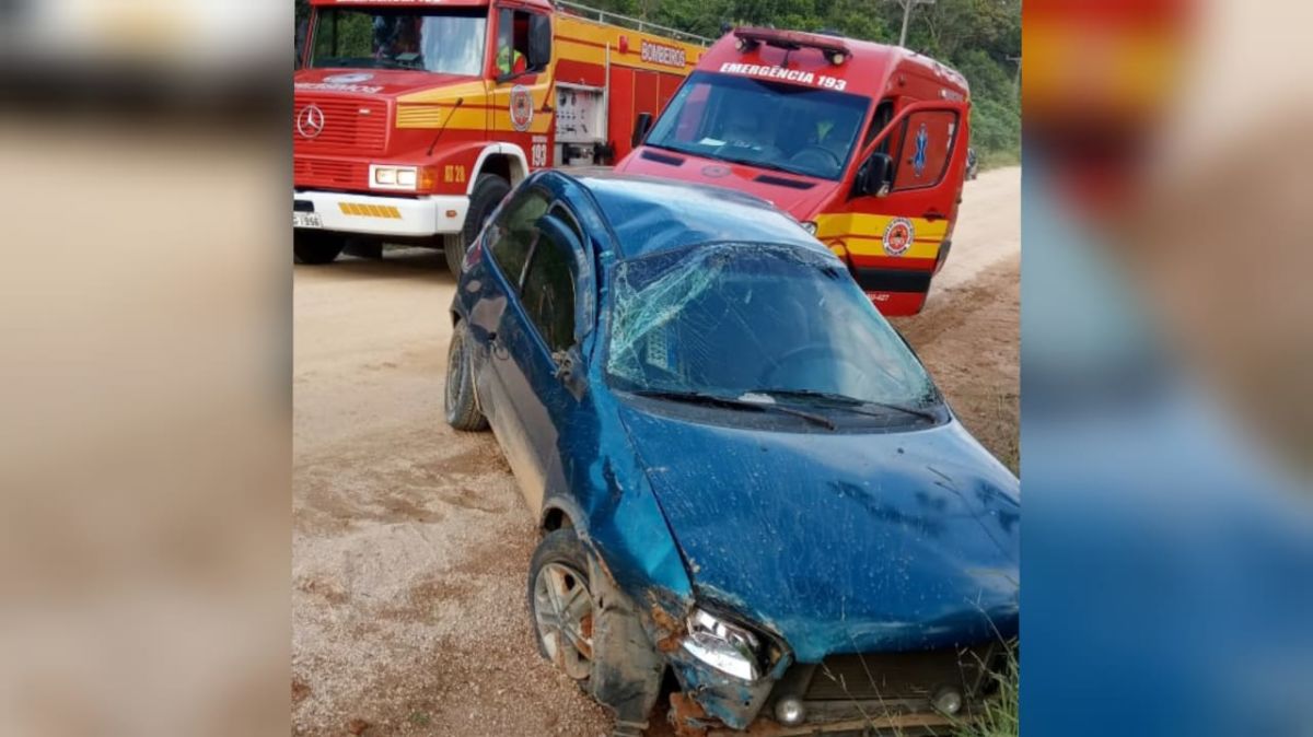 Motorista perde o controle, colide com barranco e capota