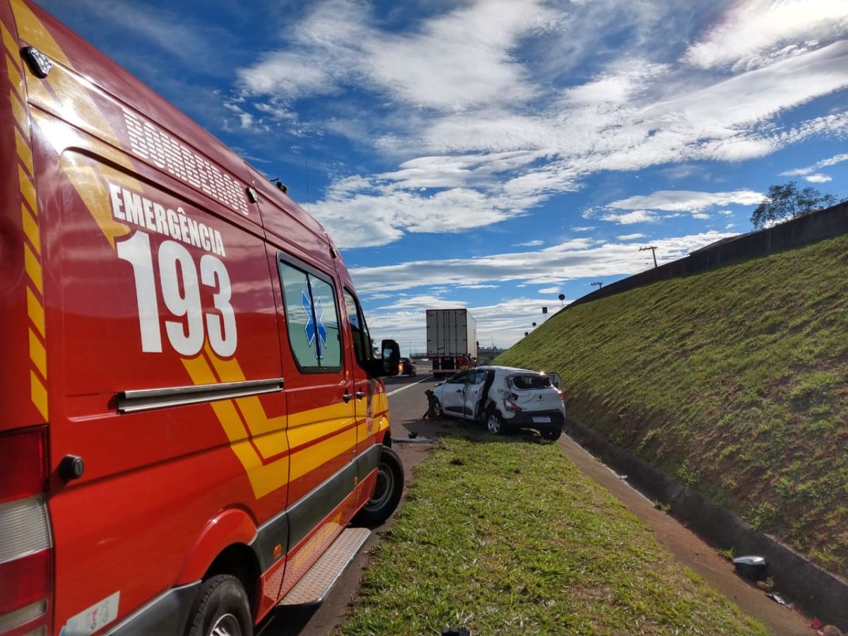 Bombeiros de Morro da Fumaça atendem capotamento na BR-101