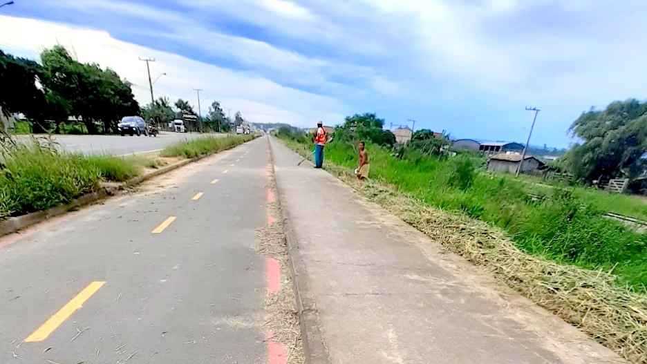 Rodovias de Morro da Fumaça recebem serviços de roçada e limpeza de canaleta