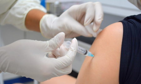 Covid-19: Segunda dose da vacina começa a ser aplicada nos profissionais da saúde