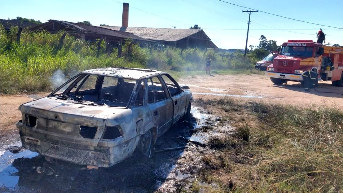 Carro é consumido pelo fogo em Morro da Fumaça