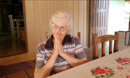 Dona Rosália reza “Ave Maria” em polonês há 75 anos