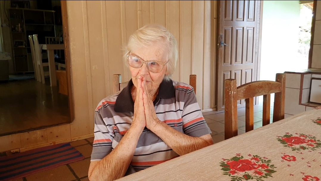 Dona Rosália reza “Ave Maria” em polonês há 75 anos