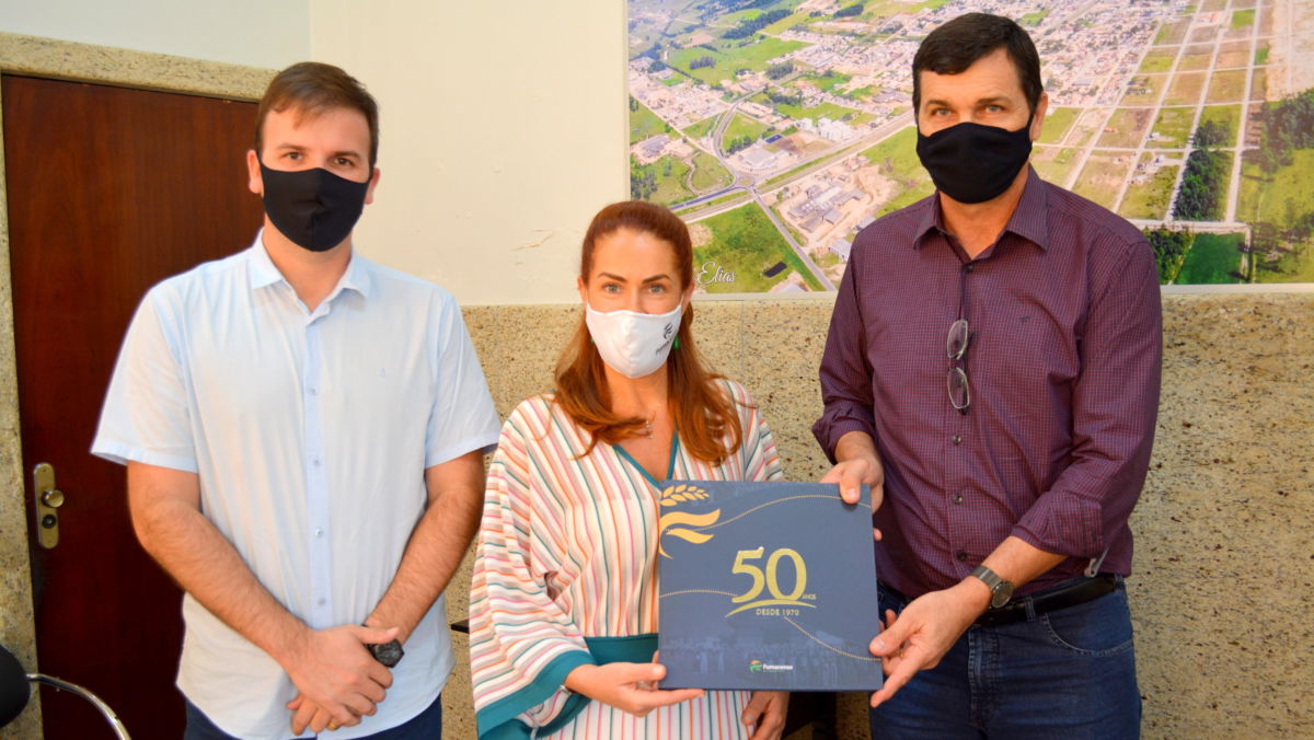 Noi e Eduardo recebem livro com a história da Fumacense Alimentos