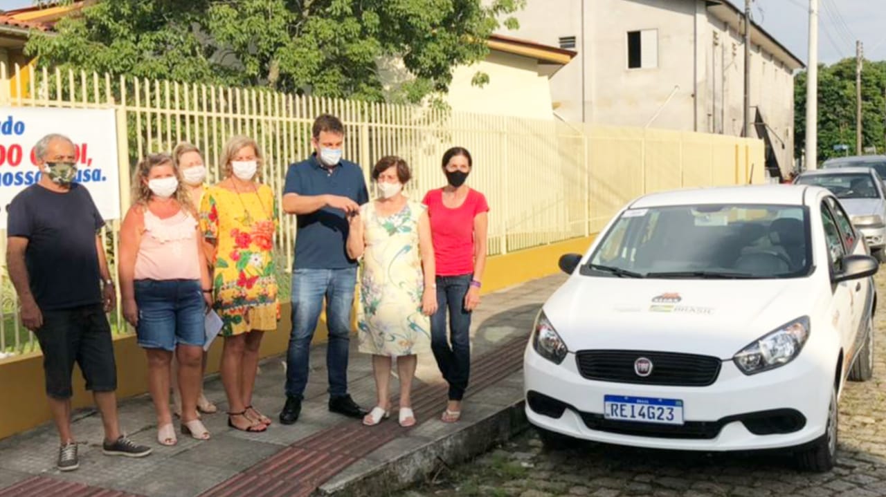 Deputado Ricardo Guidi entrega veículo novo para a Apae de Morro da Fumaça