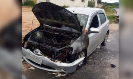 Carro pega fogo na Rodovia Genésio Mazon