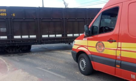 Adolescente fica ferido após colidir bicicleta com trem