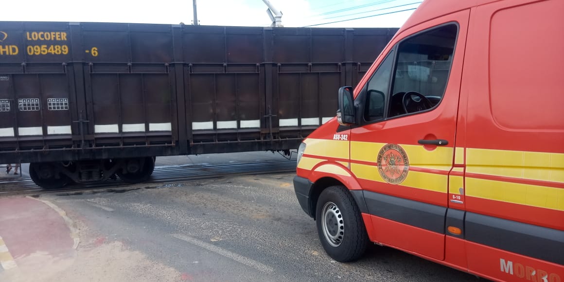 Adolescente fica ferido após colidir bicicleta com trem